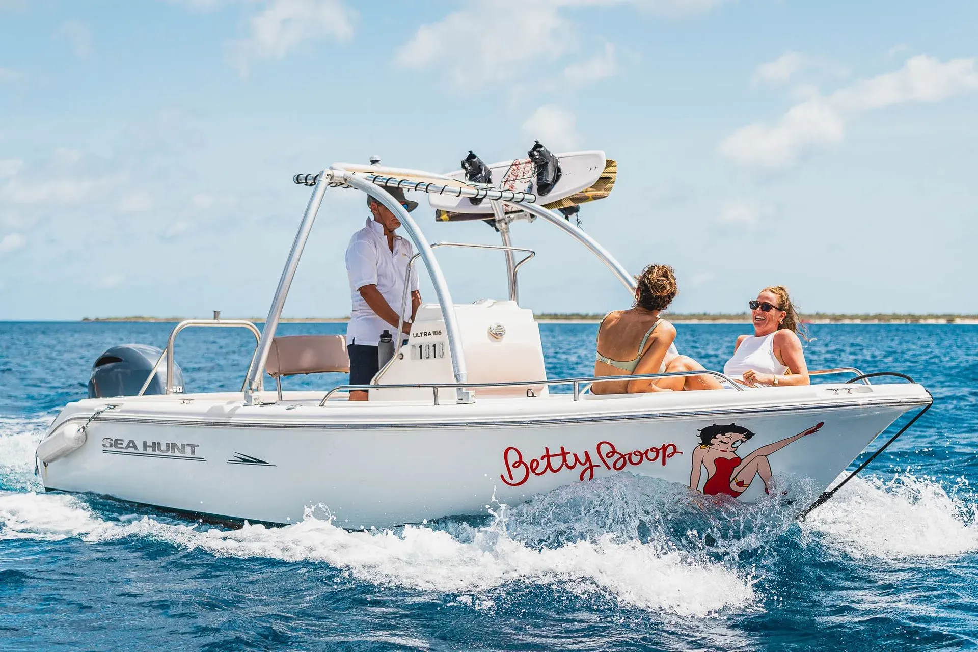 Betty Boop, de wakeboardboot van Blue Bay Bonaire