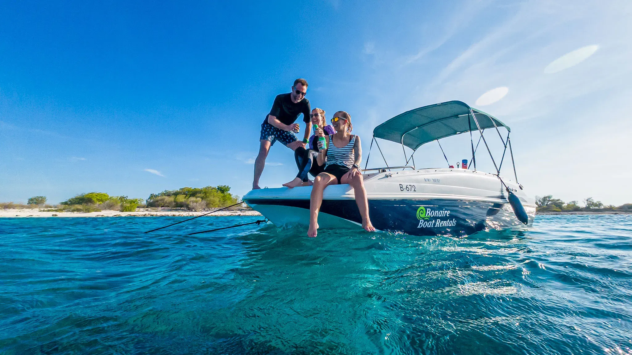 Hurricane, krachtige motorboot met schaduw aan boord
